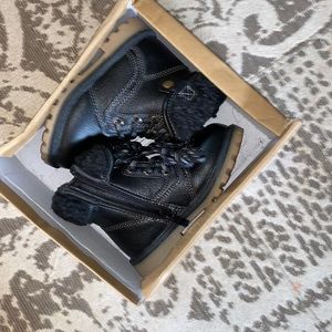 NWT A K A Apakowa super cute kids boots